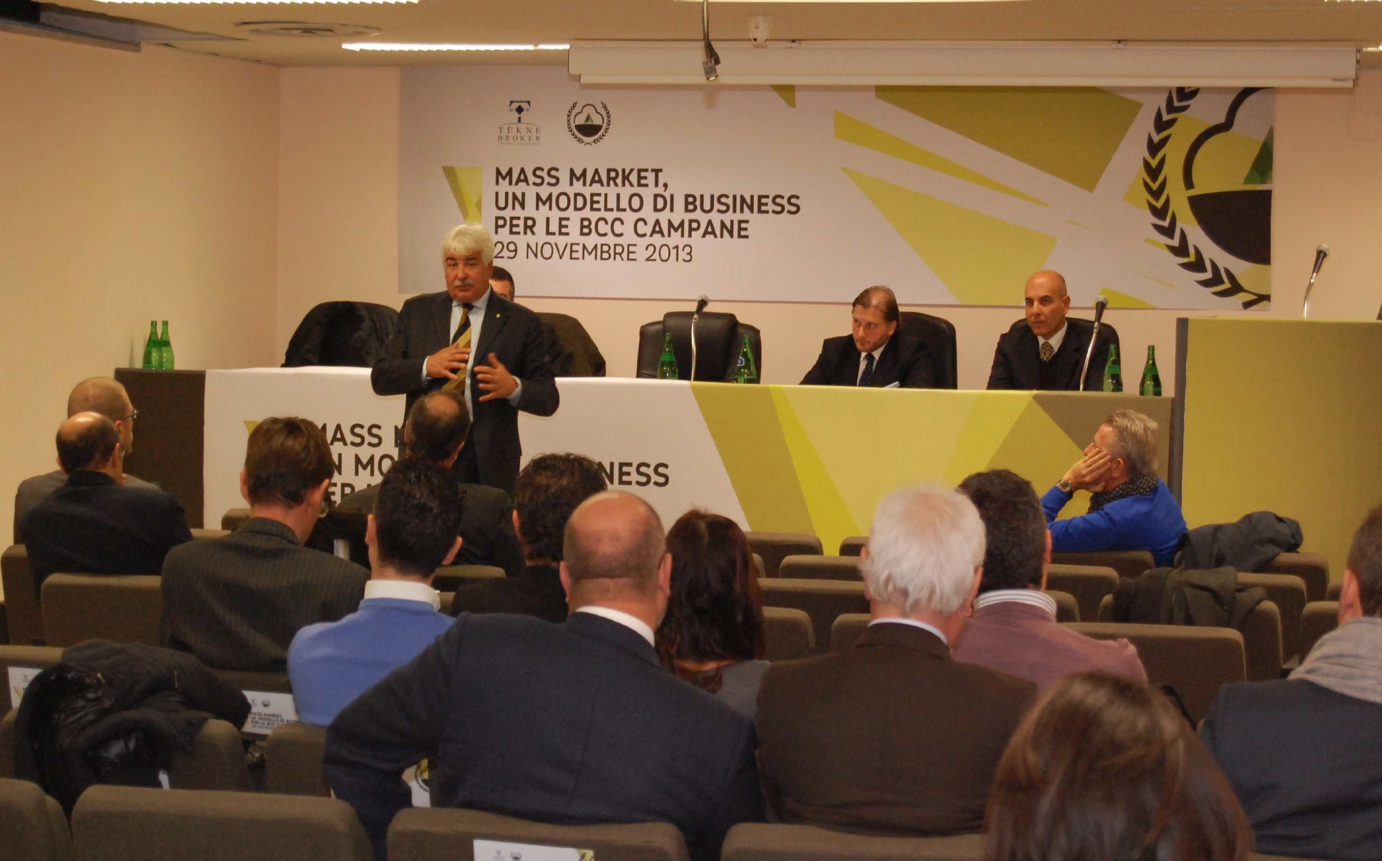 29 Novembre 2013 - Mass Market, un modello di business per le BCC Campane Il dottor Fabrizio Capardoni di ACE presenta all'ampia platea.